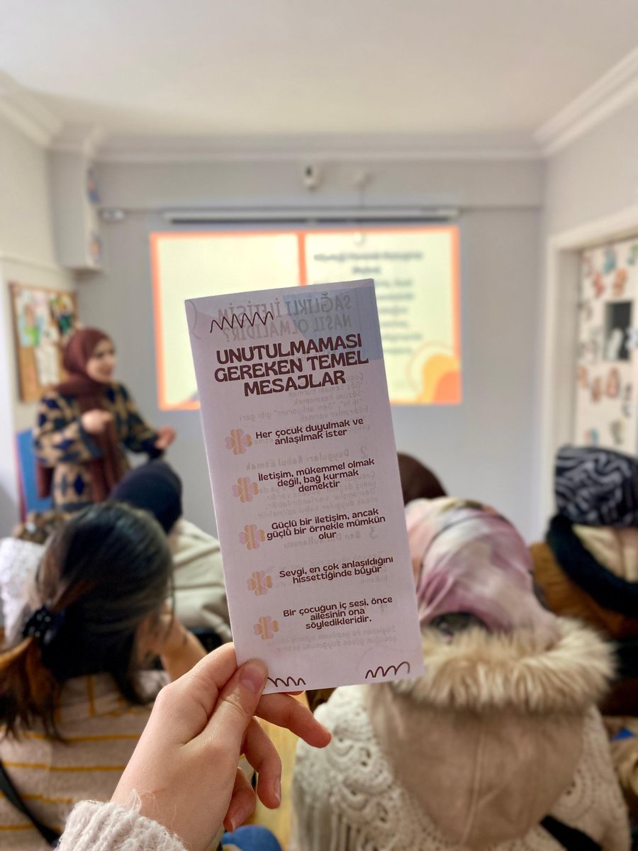 Seminer salonunda velilerimizle birlikte broşür üzerinden anlatım