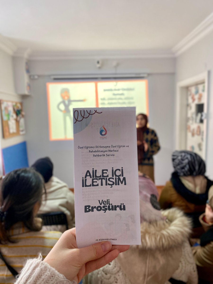 Seminerde dağıtılan Aile İçi İletişim veli broşürü