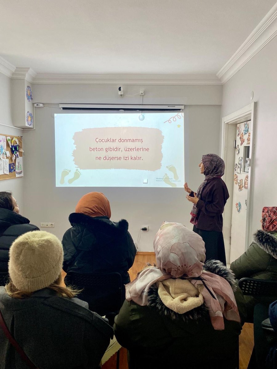 Seminerde velilerimize anlatım yapılıyor