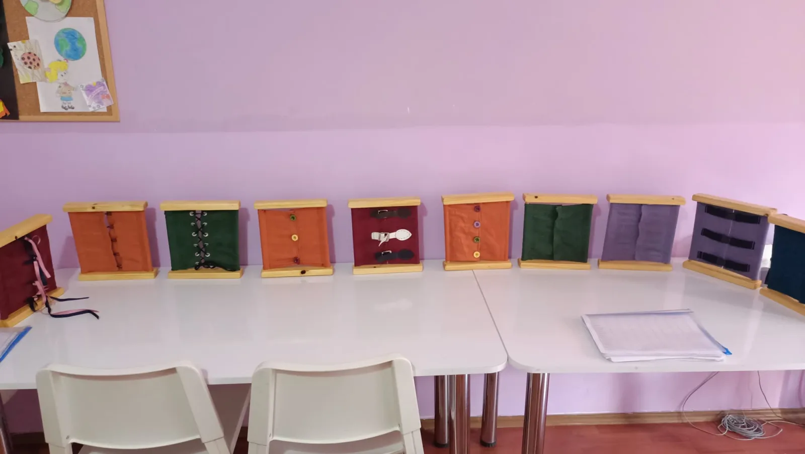 Merkezimizde kendine bakım becerileri için kullanılan çalışma tahtaları: düğme, fermuar, bağcık ve toka örnekleri