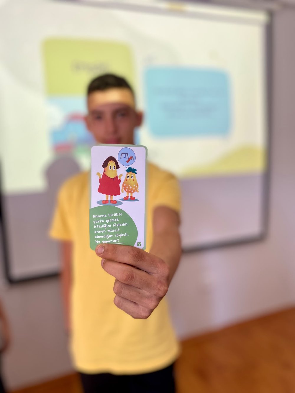 Bir öğrencimiz iletişim becerisi kartını gösteriyor