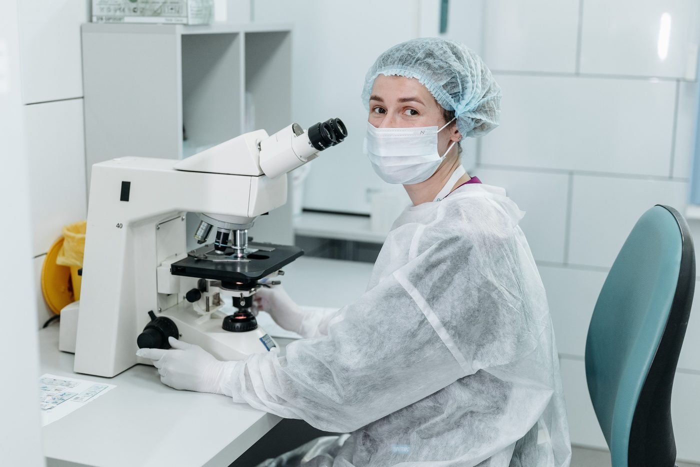 Laboratuvarda mikroskop başında çalışan araştırmacı
