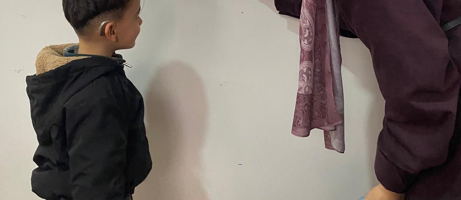 Bir öğrencimiz öğretmeniyle öz bakım kartları üzerinden çalışıyor