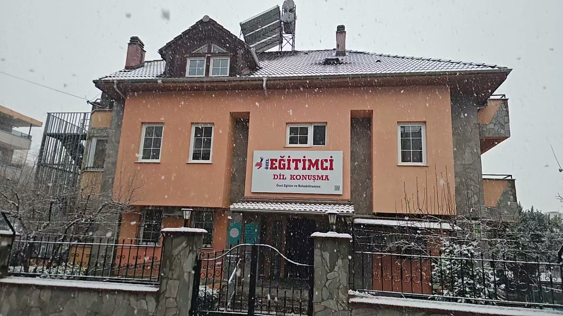 Eğitimci Merkezi kar yağarken