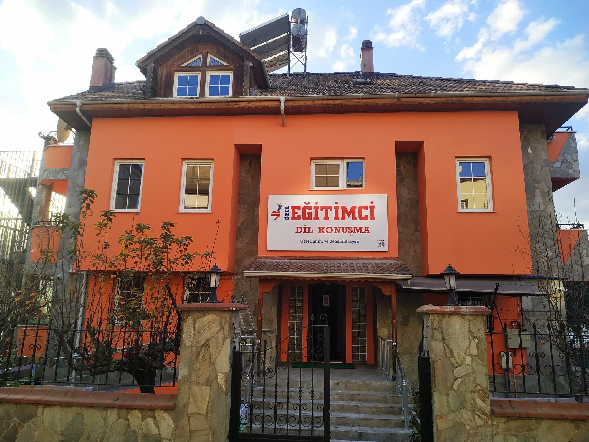 Eğitimci Merkezi binası ve bahçesi