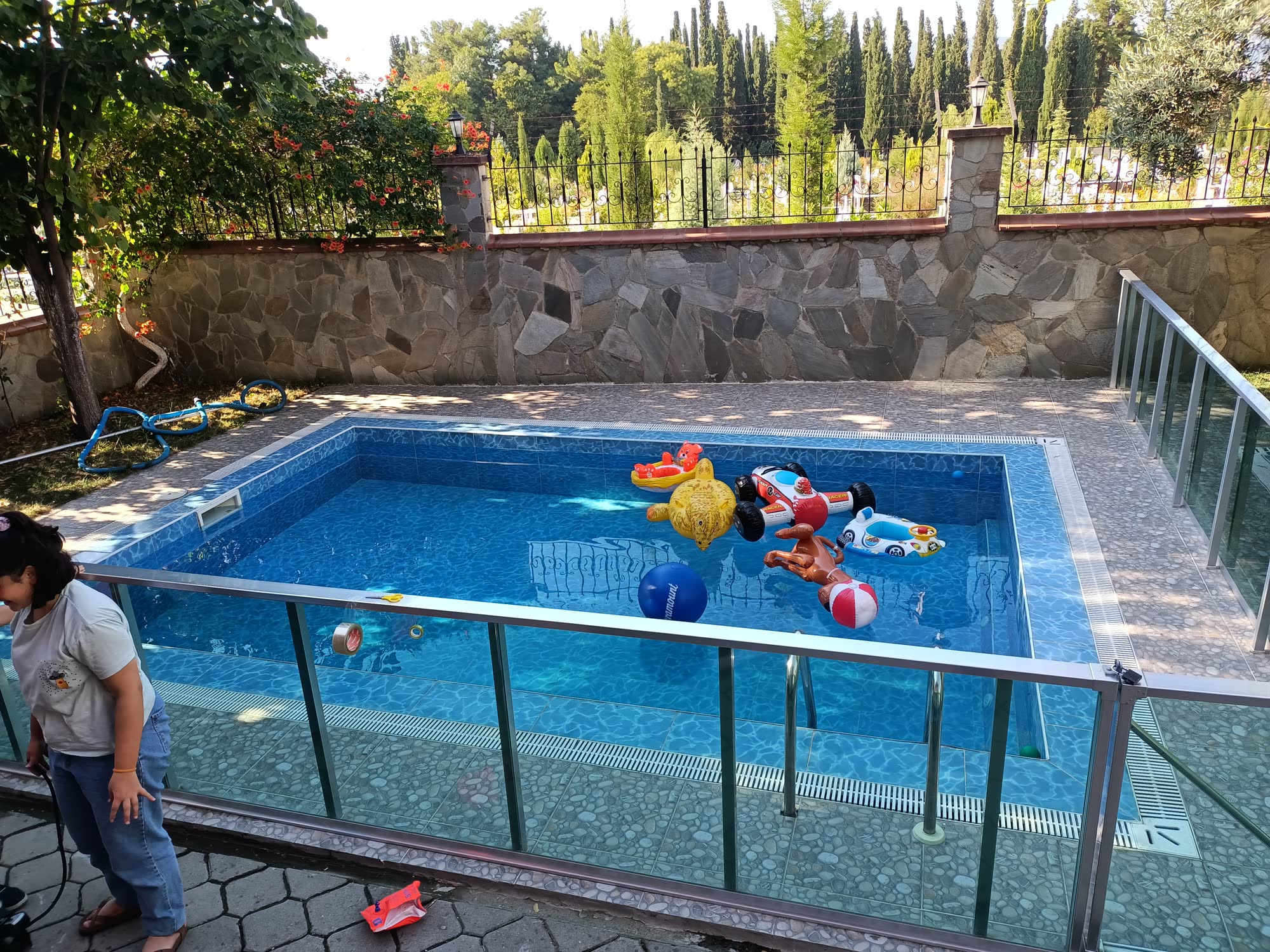 Yaz günü bahçe havuzunda etkinlik